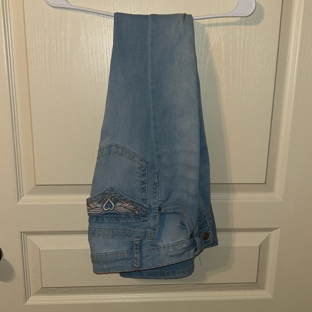 Trendy Austin Landing Light-Wash Winged Heart Jeans